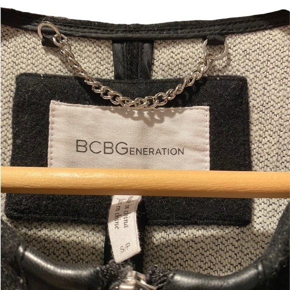 đť…şBCBGENERATION Zippered Poncho Cape - Picture 6 of 6